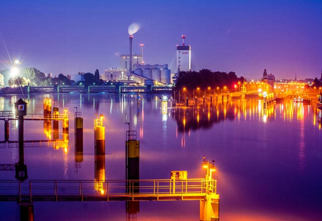 Weser bei Nacht mit beleuchteten Gebäuden
