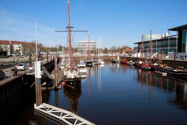 Der alte Hafen von Bremen Vegesack mit vor Anker liegenden Schiffen in der Hansestadt Bremen