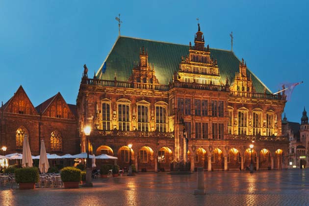 Der Bremer Marktplatz sowie das Rathaus glänzen durch die Beleuchtung in der Dämmerung.
