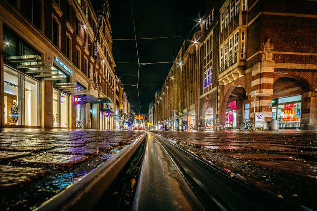 Blick auf die Obernstraße der Bremer Innenstadt bei nacht von den  Straßenbahnschienen aus.