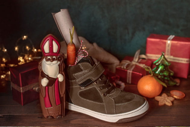 Ein gefüllter Schuh mit Schoko-Nikolaus, Geschenken, Mandarinen usw am 6. Dezember.