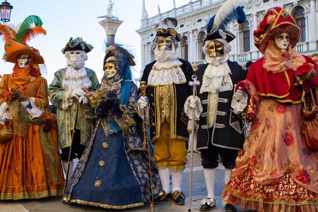 Menschen in Italien feiern Karneval (carneval) mit hübschen Kostümen und den typisch italienischen Karneval-Masken.