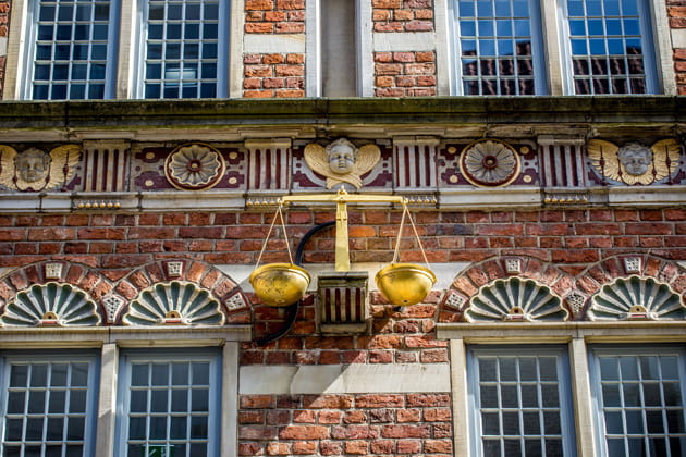 Kunstvoll vergoldete Waage an der Stadtwaage in Bremen