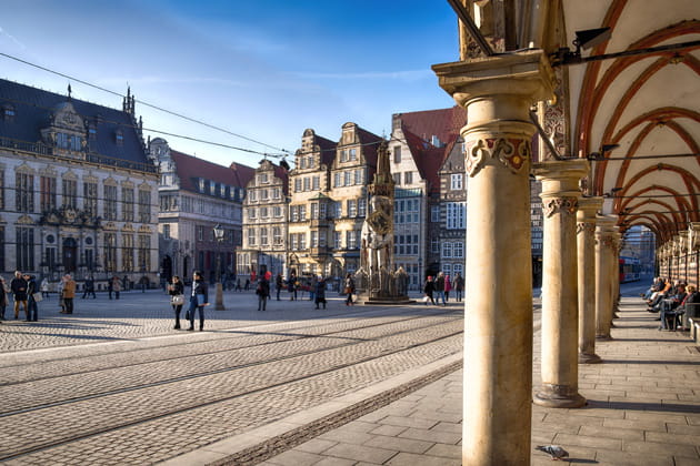 Die Bremer Innenstadt im Sonnenlicht mit Blick auf den Rathausplatz