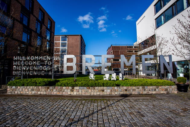 Willkommen in Bremen Schild in der Bremer Überseestadt bei blauem Himmel