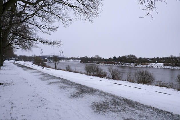 Schneebdeckter Osterdeich Bremen im Winter bei grauem Himmel
