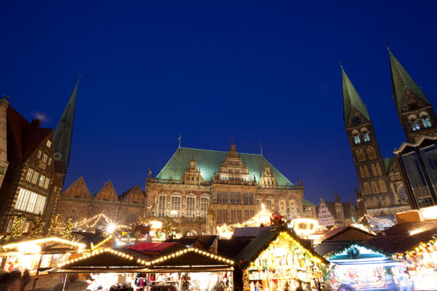 Bunt beleuchteter Weihnachtsmarkt in Bremen auf dem Marktplatz vor dem Bremer Rathaus bei Nacht