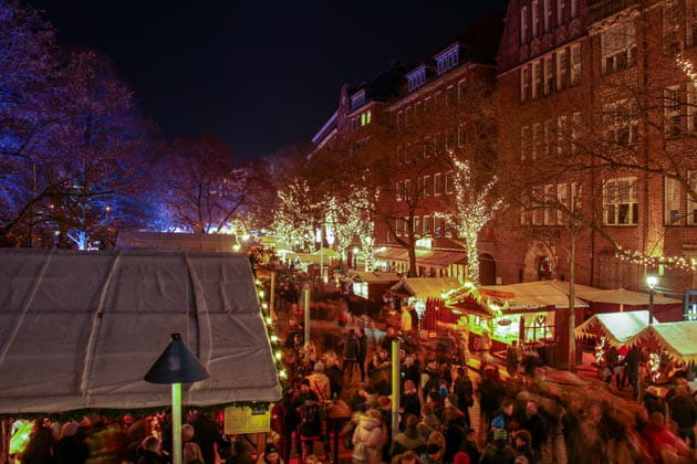 Gut besuchter Schlachte-Zauber bei Nacht mit zahlreichen Weihnachtsständen in Bremen an der Weserpromenade 