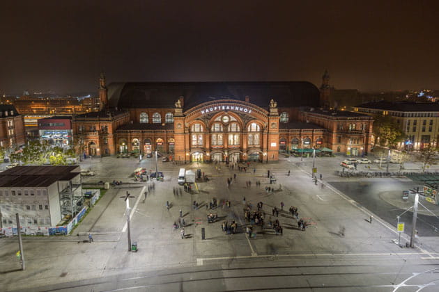 Eine Luftaufnahme des Bremer Hauptbahnhofs bei Nacht