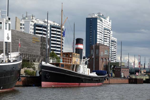 Schiffe vorm Deutschen Auswandererhaus in Bremerhaven mit der Brücke "Alter Hafen" im Hintergrund.
