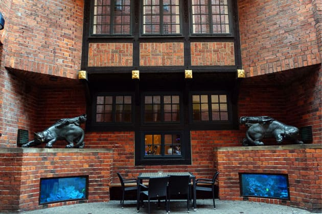 Fassade vom Robinson-Crusoe-Haus in Bremen mit den zwei Panther-Statuen von Bernhard Hoetger davor.