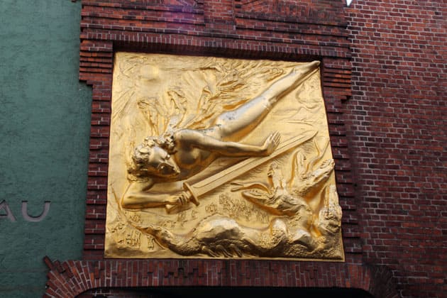 In die Hausfassade eingearbeitetes Bronze-Relief am Eingang zur Bremer Böttcherstraße.