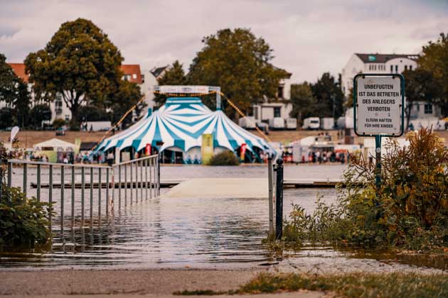 Aufnahme eines Zirkuszeltes der Breminale Bremen vom gegenüberliegenden Weserufer