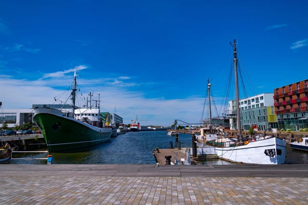 Schaufenster Fischereihafen in Bremerhaven mit Blick auf vor Anker liegende Schiffe 