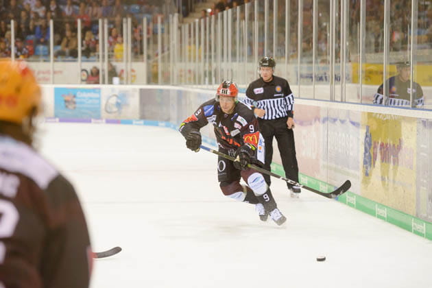 Eishockey-Spieler der Fischtown Pinguins läuft übers Eis der Eisarena Bremerhavens