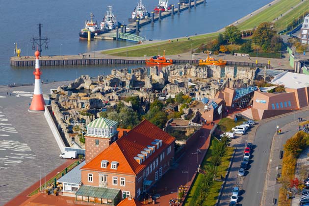 Blick von oben auf den Zoo am Meer und die Strandhalle im Vordergrund in den Havenwelten Bremerhaven
