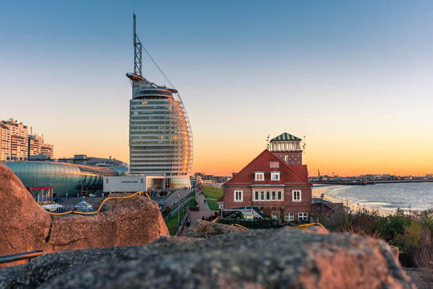 Sonnenuntergang in Bremerhaven mit Blick auf das Sail City,  das Klimahaus und das Strandhaus
