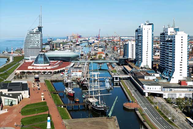 Blick von oben auf den Museumshafen und weitere Sehenwürdigkeiten in den Havenwelten Bremerhaven