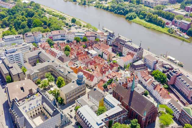 Vogelperspektive des Schnoorviertels in Bremen wo ein Teil der Innenstadt, der Bremer Wallanlagen, des Osterdeichs und der Weser zu sehen ist.