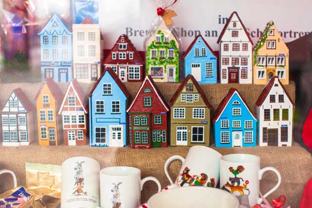 In einem Bremer Laden aufgestellte bunte Miniaturhäuser und Tassen mit diversen Motiven.