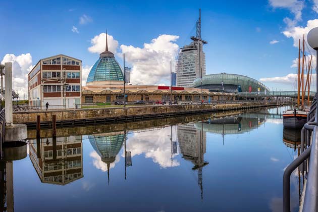 Blick über das Hafenbecken auf das Mediterraneo, Klimahaus und Sail City Hotel in Bremerhaven zum Souvenir-Shopping