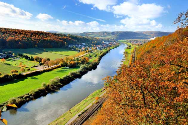 Blick auf die Weser und das Weserbergland im Herbst von den Hannoverschen Klippen (Weser-Skywalk).