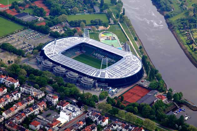 Blick auf die Weser bei Bremen am Weserstadion. 