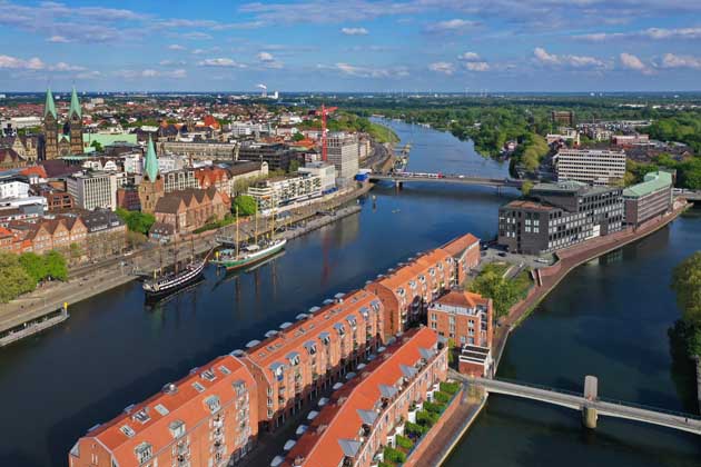 Hansestadt Bremen aus der Luft mit Blick auf die Schlachte, den Teerhof, die Weser und die Wilhelm-Kaisen-Brücke.