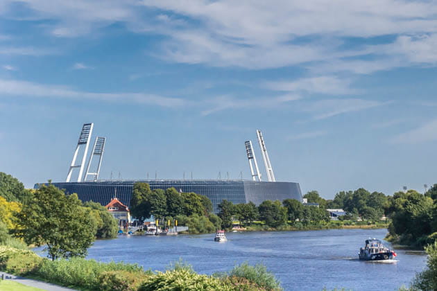 Blick vom Osterdeich auf das Weserstadion und die angrenzende Weser.