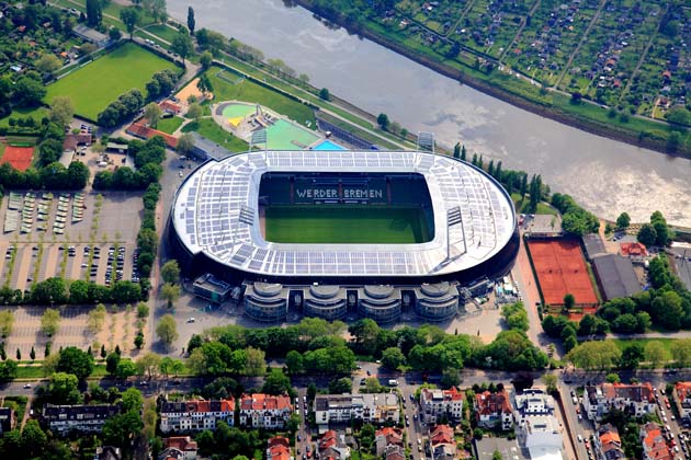 Vogelperspektive mit Blick auf das Weserstadion plus  Parkplätze, die Weser, das Stadionbad und Teile Peterswerder.