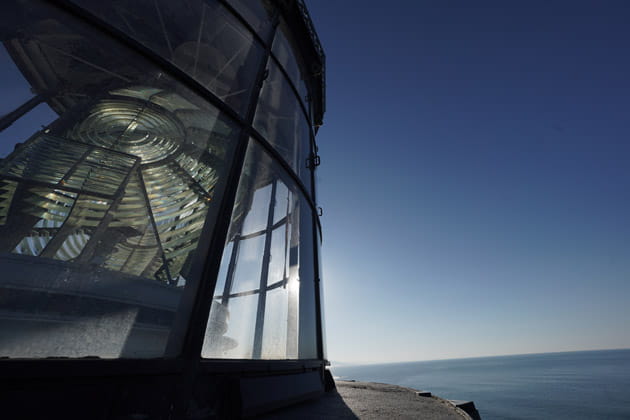 Die Fresnel-Linse in der Kuppel eines Leuchtturms auf dem Meer.