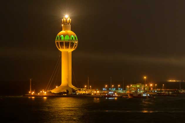 Der Dschidda-Leuchtturm (Jeddah Light) in Saudi Arabien strahlt auf die Küste des Roten Meers.