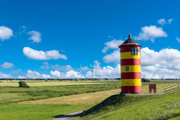 Der gelb-rote Leuchtturm in Pilsum in Nordfriesland, der durch Otto Waalkes bekannt wurde.