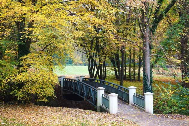 Eine Brücke im Knoops Park in Bremen-Nord.