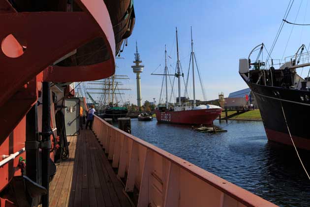 An Deck eines roten Schiffes mit Blick auf die Elbe 3 im Bremerhavener Museumshafen.