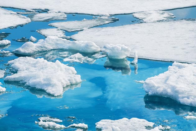 Weiße schmelzende Eisschollen im Eiswasser des Nordpols.