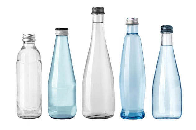 Verschiedene Wasserflaschen in unterschiedlichen größen und Formen ohne Marken