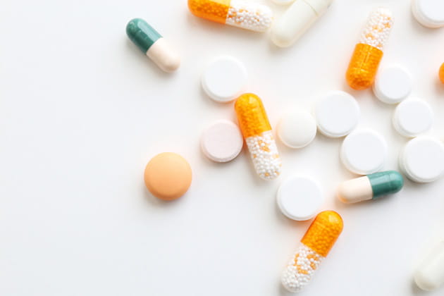 Aufnahme von verschiedenen Tabletten und Pillen in unterschiedlichen Farben