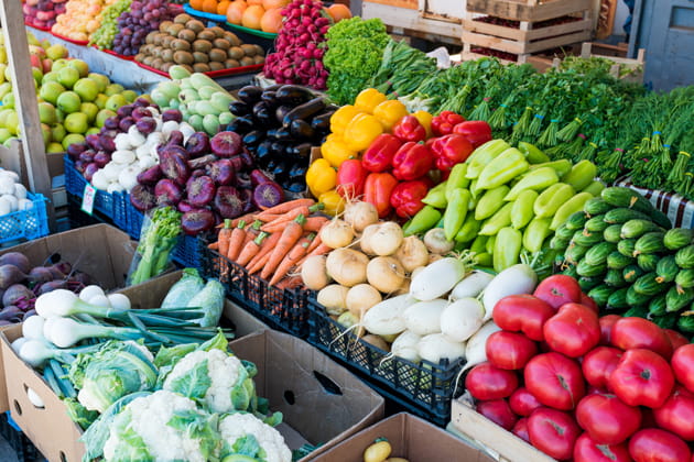 Einkaufen für ein nachhaltigeres Leben - eine Aufnahme verschiedener Gemüsesorten auf dem Markt