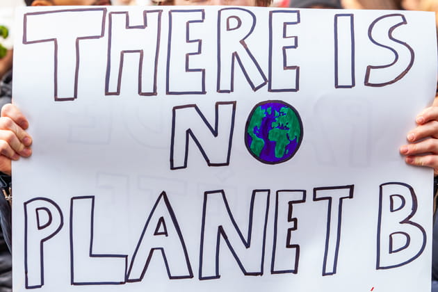 Schild mit der Aufschrift "THERE IS NO PLANET B2, mit dem für ein nachhaltigeres Leben plädiert wird