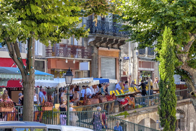Wochenmarkt auf einer Straße in Forcalquier