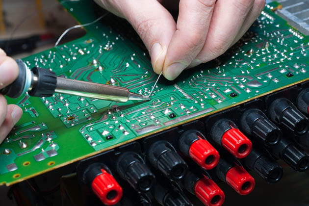 Reparatur eines elektronischen Geräts in Nahaufnahme
