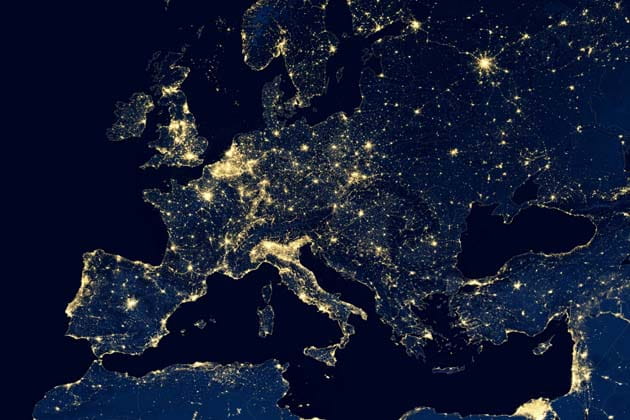 Ein Satellitenbild aus dem Weltall von Europa bei Nacht, wo die Lichter der Städte zu sehen sind.