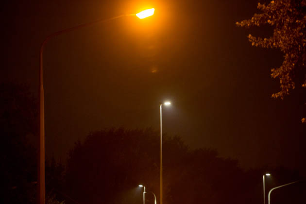 Eine Straßenlaterne leuchtet durch den Nebel bei Nacht.