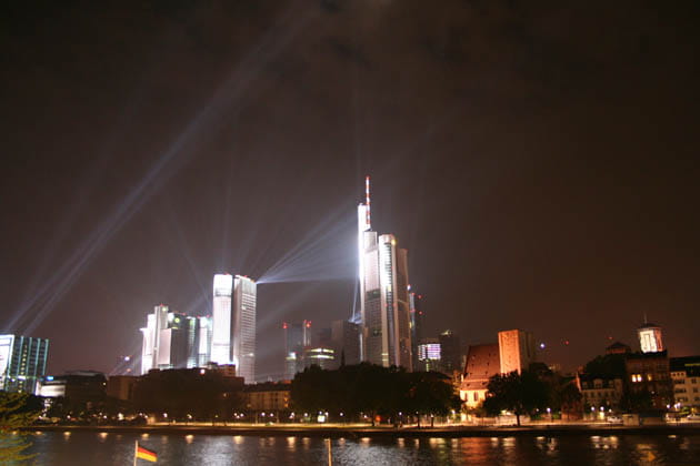 Skyline von Frankfurt mit Skybeamern, die die Hochhäuser anstrahlen.