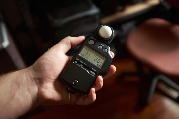 Luxmeter, ein Gerät womit Lichtverschmutzung gemessen werden kann, liegt in der Hand einer Person.