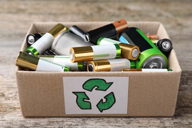 In einer kleinen Box werden ganz viele Batterien für die sachgerechte Entsorgung bzw. das Recycling gesammelt.
