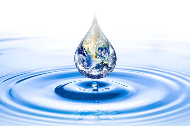 Die Welt in Form eines Wassertropfens fällt auf eine hellblaue Wasseroberfläche.