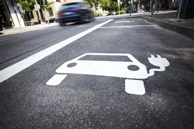 Symbol für eine öffentliche Elektrotankstelle für Elektroautos auf der Straße 