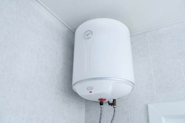 Ein großer weißer Boiler hängt unter der Decke in einem Badezimmer.